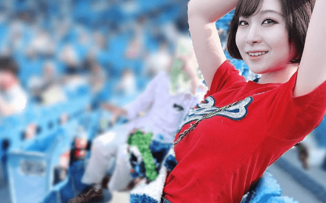 「さすがカープ女子じゃのう〜」人気モデル、野球女子モードに！”観客席ショット”がキュートだとカープファンメロメロ「かわいすぎ」