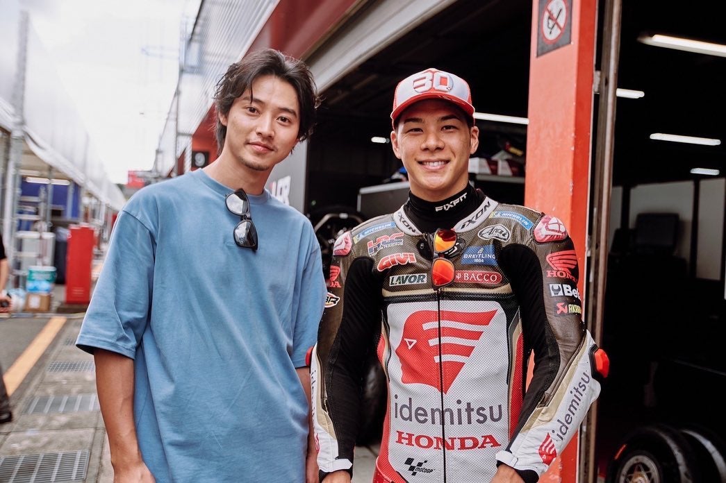 山﨑賢人氏が初対面のMotoGPライダーの中上選手を激励✨