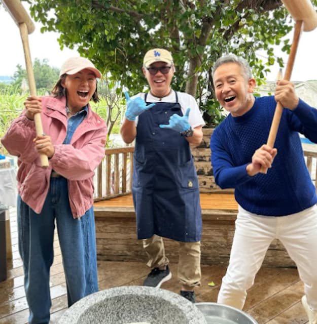 田中律子、沖縄で餅つき！亜門さん＆仲間たちと新年を満喫