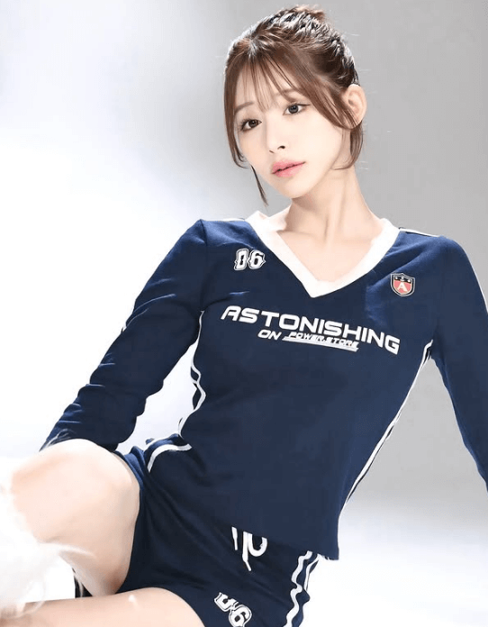 「脚がふさふさ！」人気ラウンドガール、青春のサッカーユニフォーム風ショットを”きらびやかに”見せファン歓喜！