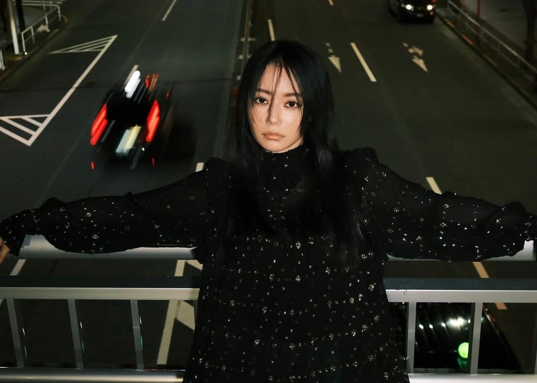 夜の街で魅せた“新境地”…なごみ、ブラックコーデで大人の表情