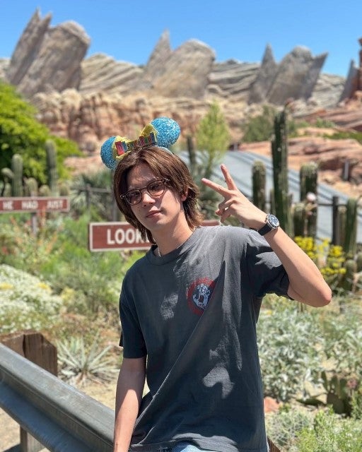 神宮寺勇太がLAでのプライベートショットを披露 カチューシャをつけた姿が可愛すぎると話題に