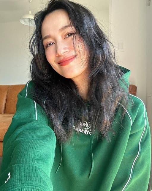 モデル・高橋ユウ、緑のフーディーにリップカラーが印象的なショットを公開しファンからは「色気アップした」の声！