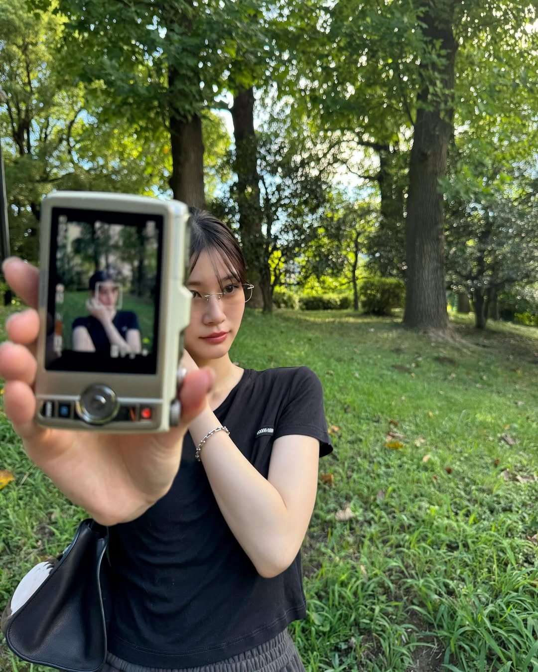 生見愛瑠、ひさびさの光合成？！リラックスショットに「メガネ似合う」の声が続出！