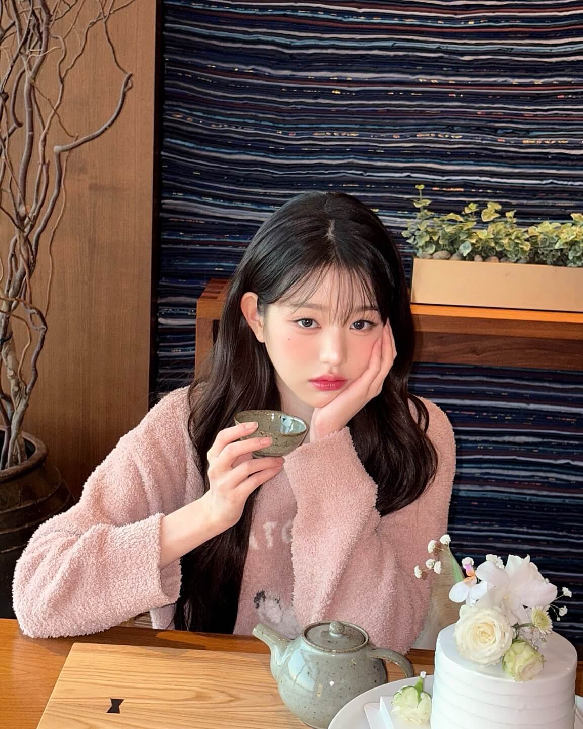 IVE・ウォニョン、ガーリーなニット姿でケーキ付のティータイムを満喫！