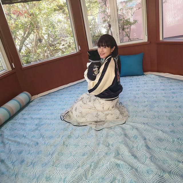 元祖ミニスカポリス・さとう珠緒、愛犬と「おそろのスカジャン」ショットが可愛すぎると話題！