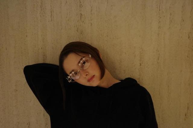 「圧倒的美」玉城ティナがサングラス姿で魅せる…！綺麗すぎるオフショットを公開！