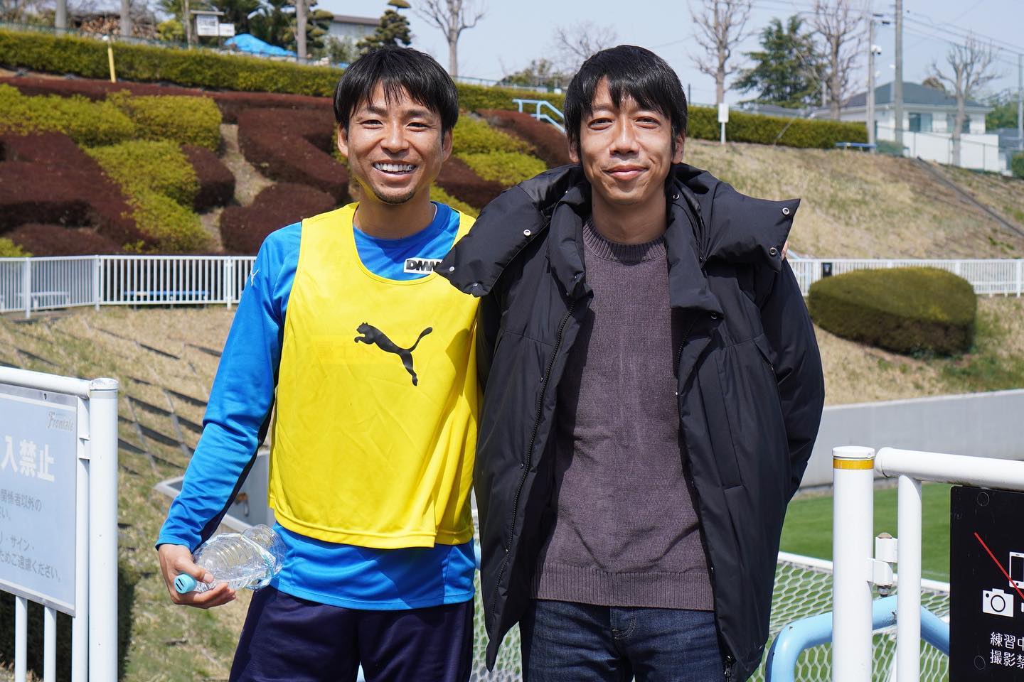 背後からひょっこりはん❗️❓🤣 小林悠のインスタグラムに中村憲剛さん登場✨👀