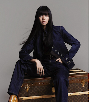 BLACK PINKリサから学ぶジーンズセットアップの着こなし方