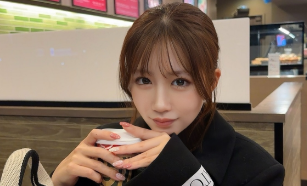 日南まみ、スタバでのリラックスショットを公開！「振り返る美女」に称賛の声