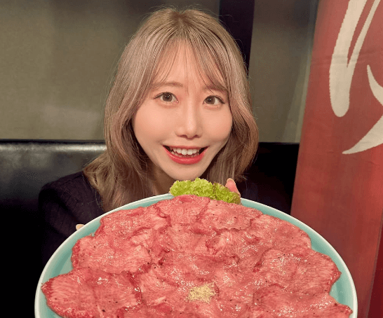 「シールめっちゃ可愛いです」野球美女子、大阪で焼き肉ショットを披露！阪神選手のサインに感激