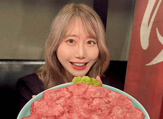 「シールめっちゃ可愛いです」野球美女子、大阪で焼き肉ショットを披露！阪神選手のサインに感激