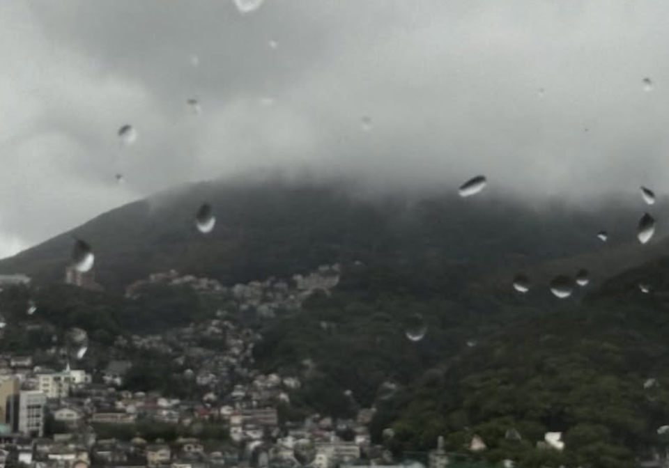 長崎・稲佐山からの“雨のありがとう”　さだまさしが雨中で伝えた感謝