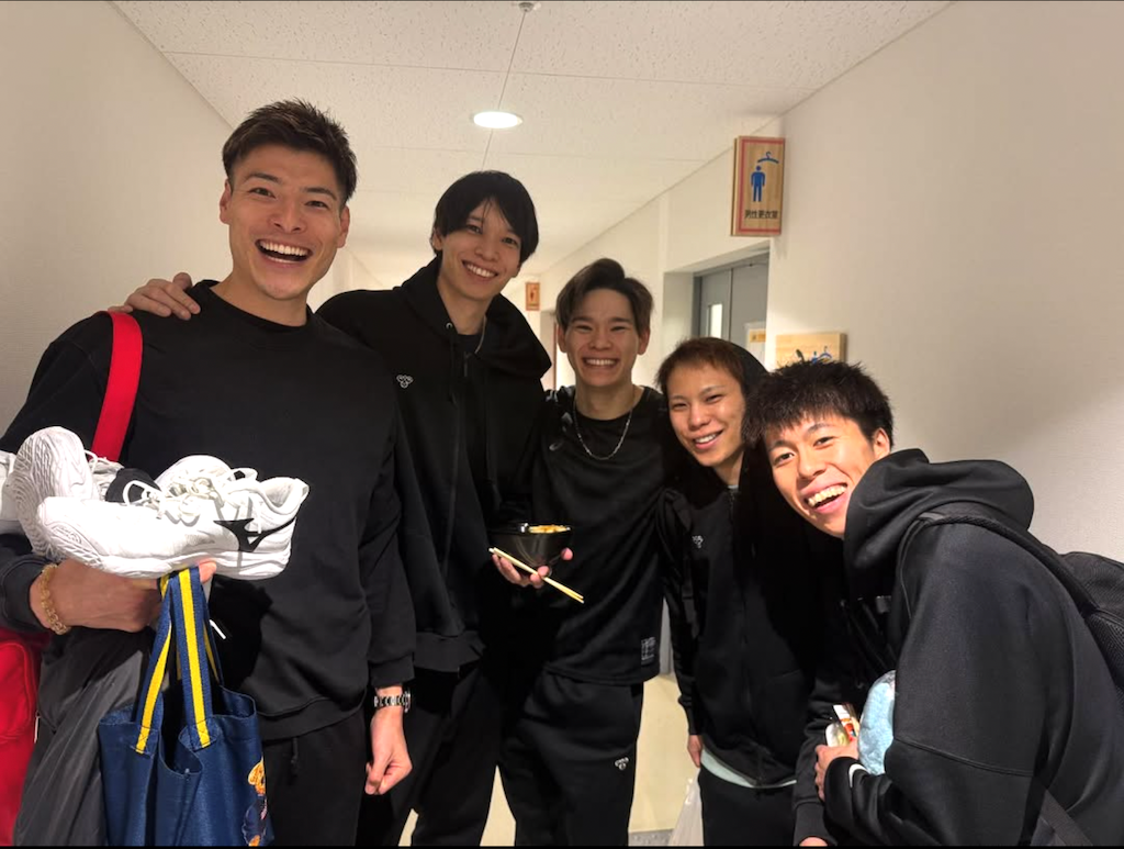 バレー日本代表が集結 髙橋健太郎、代表仲間との再会ショットに注目