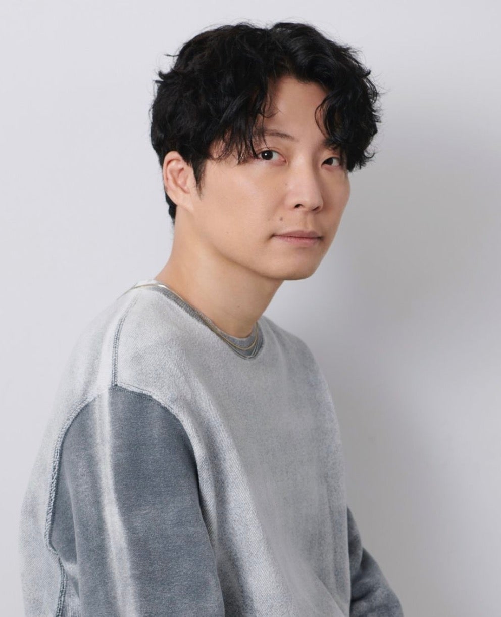 超人気女優と結婚した大物歌手が、最新エッセイ集を発売