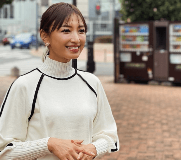 「53歳の女子とな！？認めん、認めーん！」奇跡の美女アナウンサー、誕生日ショットにネット大反響「ファッ！？ 可愛いすぎ」