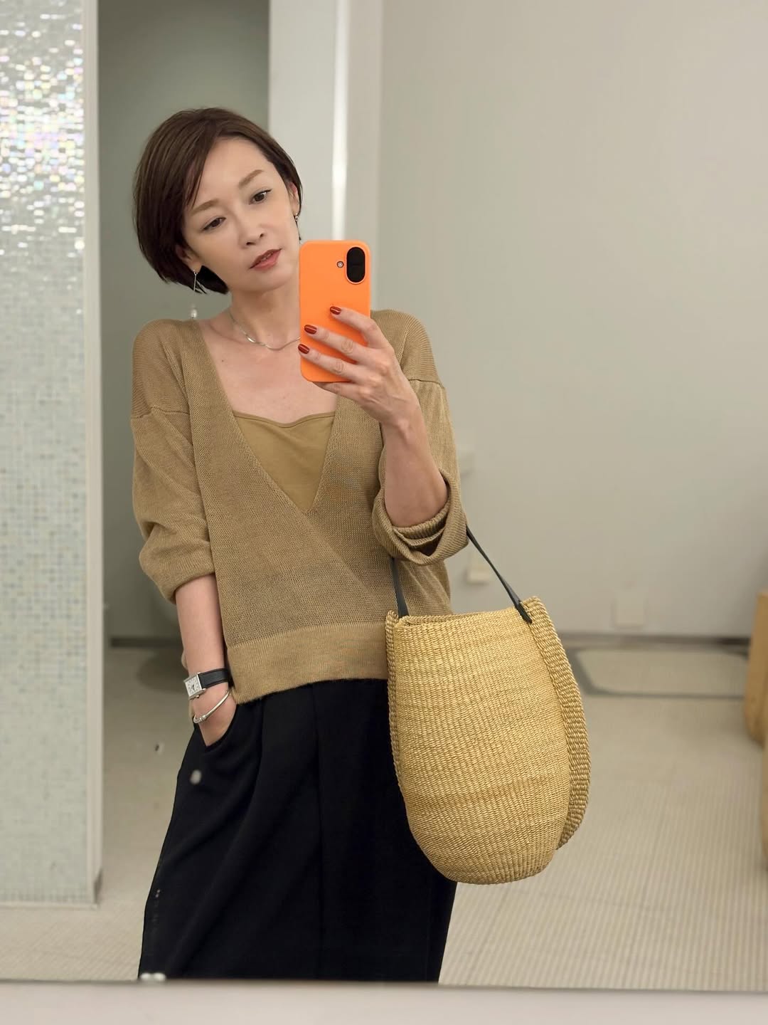 「なんて美しくて色っぽいんだろう」タレント兼女優・辺見えみり、前髪上げた新鮮な自撮りを公開！