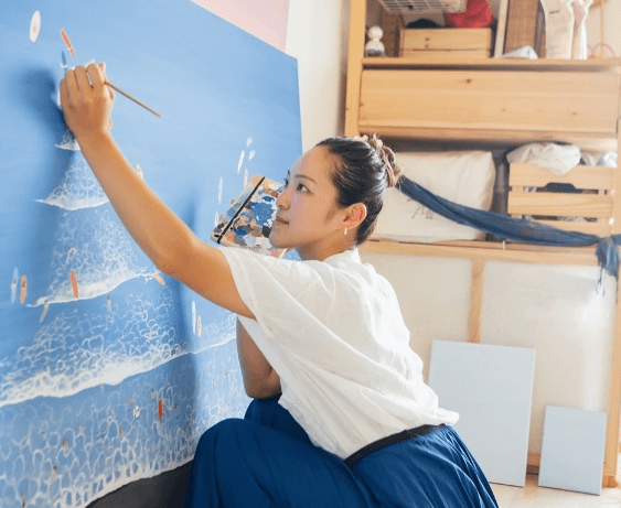 話題の美女画家サーファー・宮坂麻衣子、画伯モードのスイッチ・オン！才色兼備な美麗姿にネットの注目度爆増