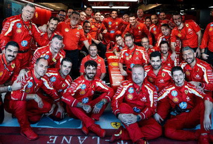 F1カルロス・サインツJr.、「赤いラストダンス♡」投稿にファン感涙！新たな旅立ちへ