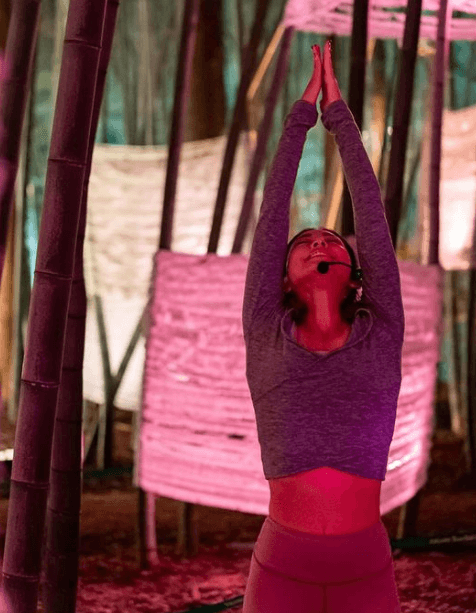 ”竹あかりに包まれる”幻想的なナイトヨガ、元女優美女インストラクターの近影が話題に！