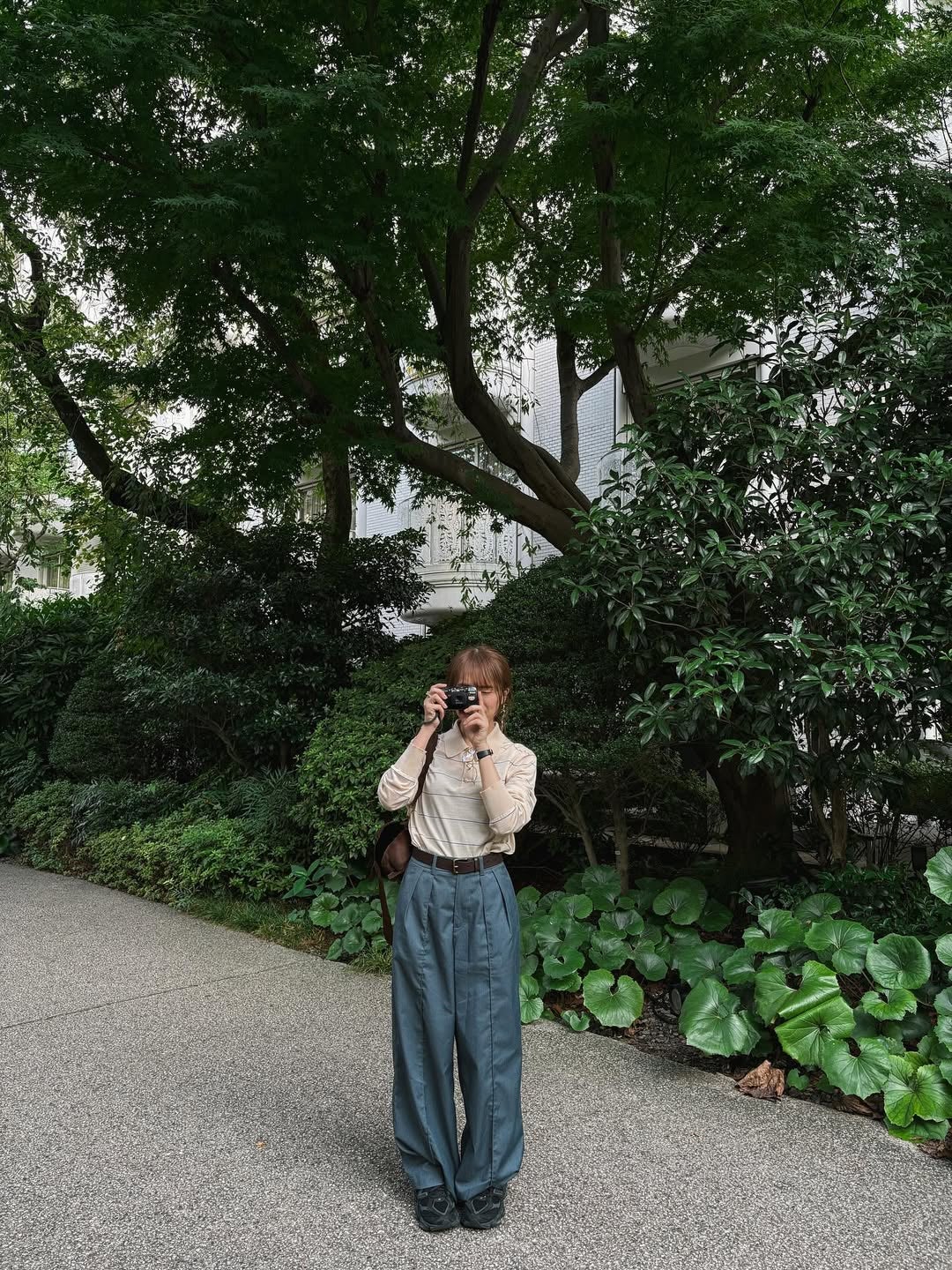 秋元真夏、おじいちゃんのカメラと腕時計を装備した母撮影のショットを公開！