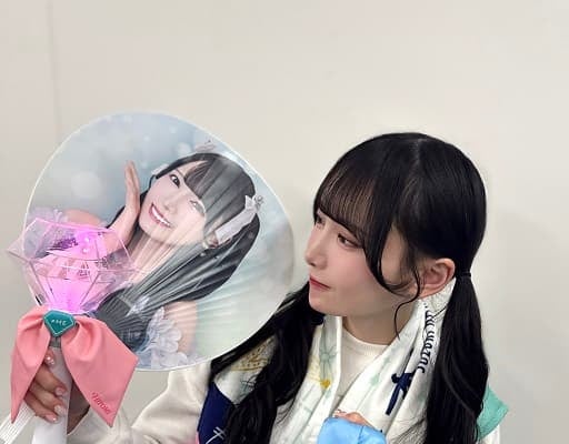 「すずき装備」≠ME 鈴木瞳美、6周年記念コンサートを前に自身の”グッズまみれショット”を投稿！