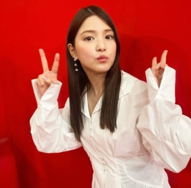 川島海荷が真っ赤なスタジオで収録！？