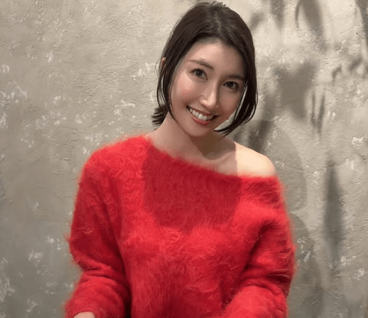 「お綺麗ですねぇ！！」モデル＆アナウンサーの清宮百代、”美肩あらわなニットオフショル姿”をカフェにて披露！