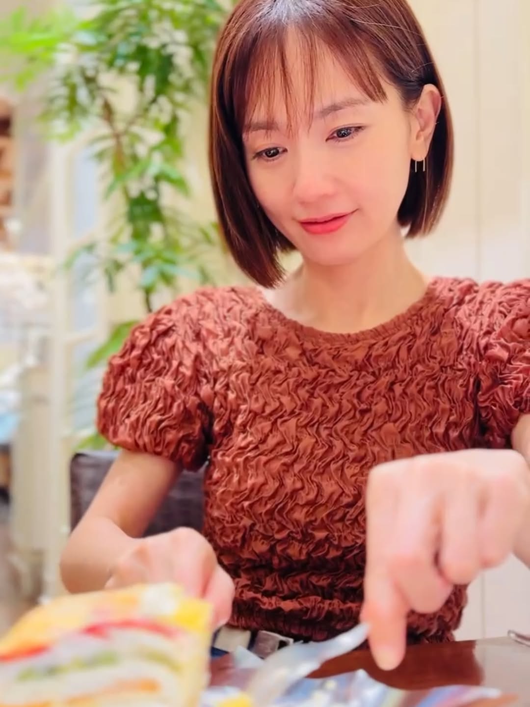 本当に美味しそうに食べてます!!中村ゆりがケーキを頬張る顔が幸せそう