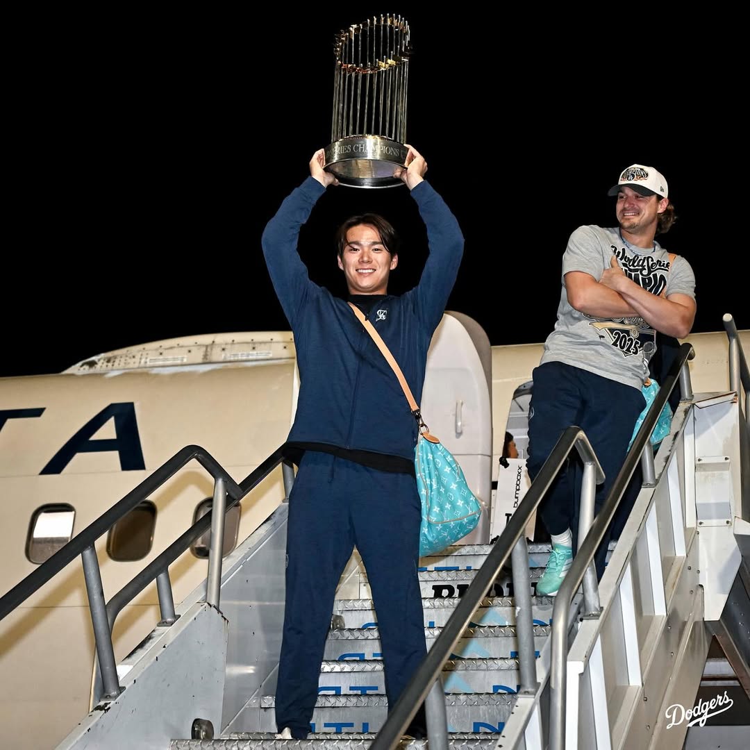 MVP受賞の山本由伸、優勝トロフィーを掲げ笑顔をみせる