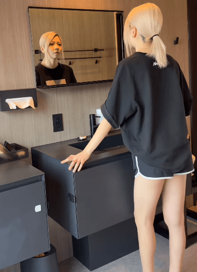 ”鏡の前で大変身”スノボ美女、”ウェアへのチェンジ動画”にファン驚愕！「しゅ、しゅごい」「耳生えてるの可愛い」