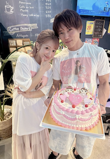 4児の母・元アイドルが超豪華誕生日パーティー ”美男美女”夫婦ラブラブショット公開で話題に