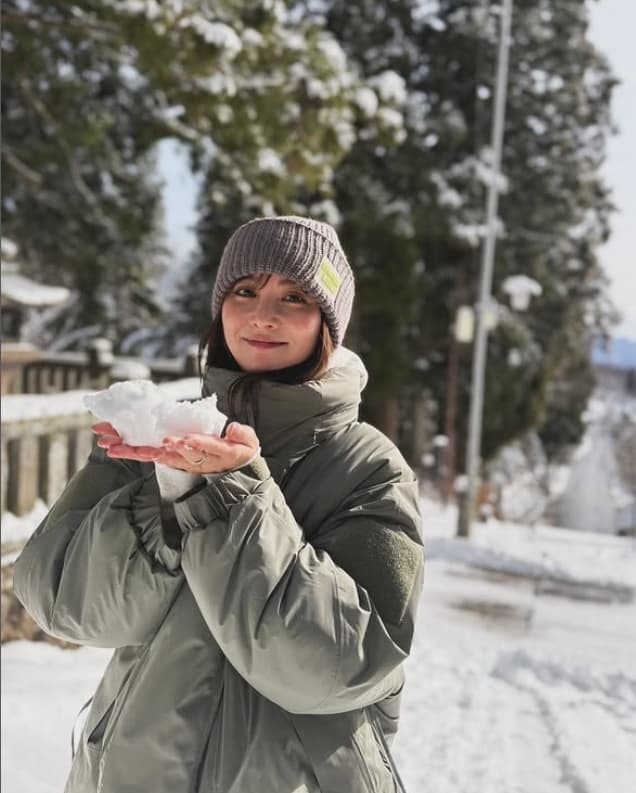 石川恋、雪の中ではしゃぐショットを公開！ファンからも可愛すぎの声殺到！