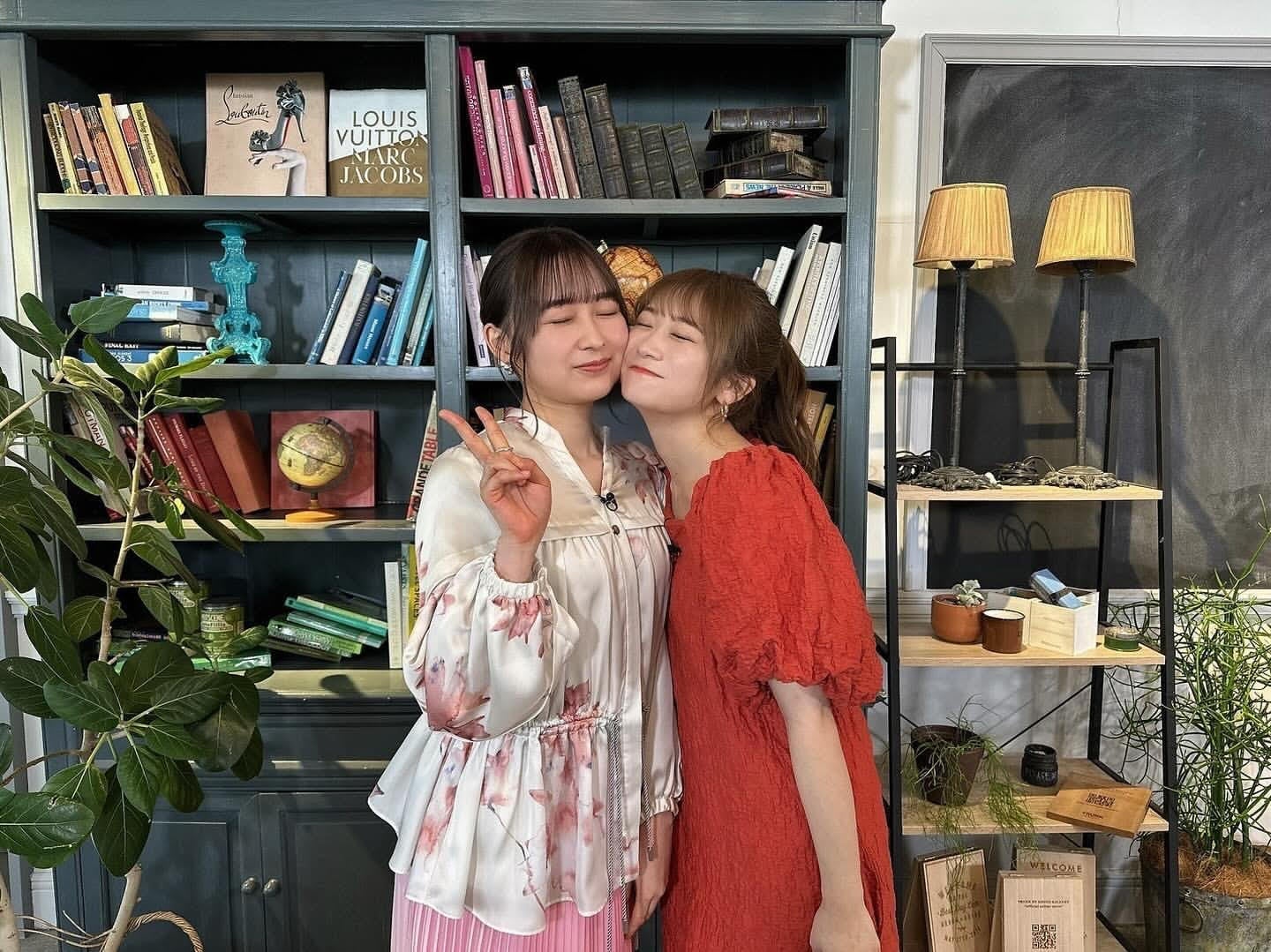 元乃木坂４６・秋元真夏が鈴木絢音と卒業後初共演で超密着ショット✨「グループ時代を思い出しました笑」