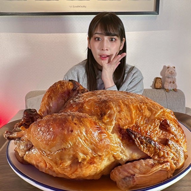 圧巻のスケール！大食いレスラー・上原わかなが巨大チキンにご満悦!?