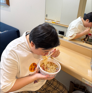 「昼飯」ショットが話題に… やす子のオフ姿に心配の声