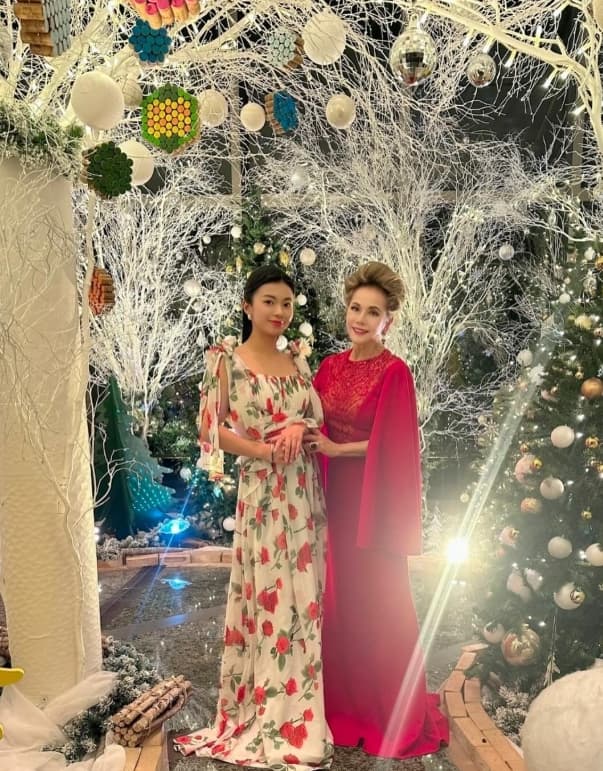 豪華すぎて眩しい！デヴィ夫人がグランドハイアットでのX'mas Partyを公開