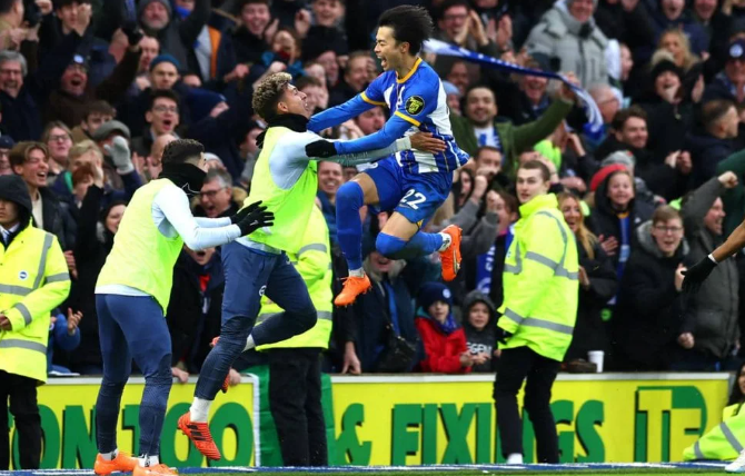 「三笘半端ないて！」「エグっ！」三笘薫がリバプール撃破のスーパーゴール！後半ATの美技にスタジアムが揺れる「これはやばい」「叫んでしまった」