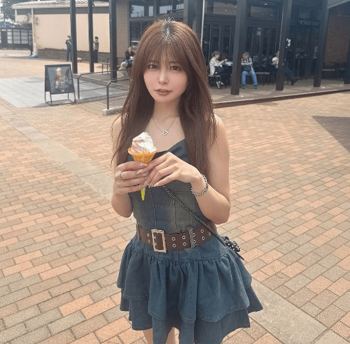 「つい買っちゃうの」人気レースクイーン、サービスエリアで魅せた”ソフトクリーム・ショット”にファンとろける！「超カワイイ」