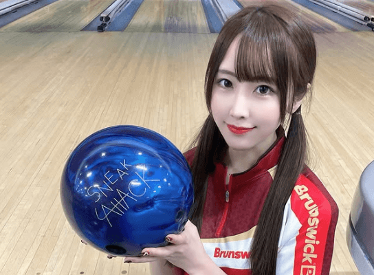 「めっちゃ可愛い」話題のアイドルボウラー、ボール持ちの”ツインテ＆美脚ショット”にファン大絶賛「綺麗すぎる…好きです」
