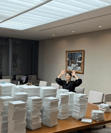 石田ゆり子、「モネ 睡蓮のとき」スカーフプロデュースで個性光る！