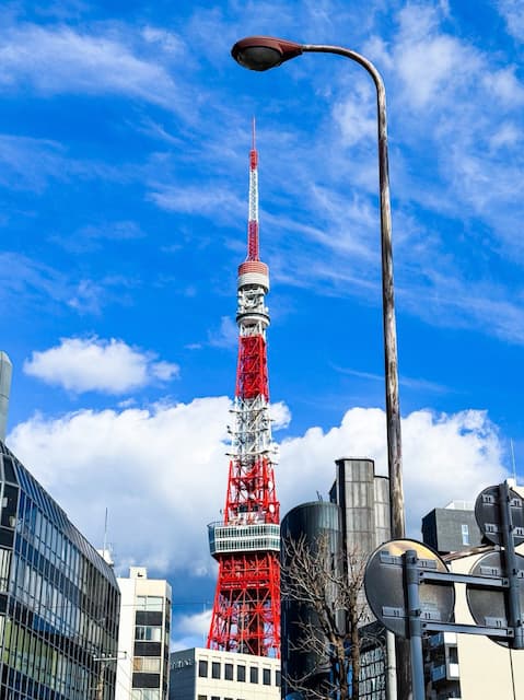 声優・諏訪部順一が清々しい空の景色を投稿「マウント取られる東京タワー。」