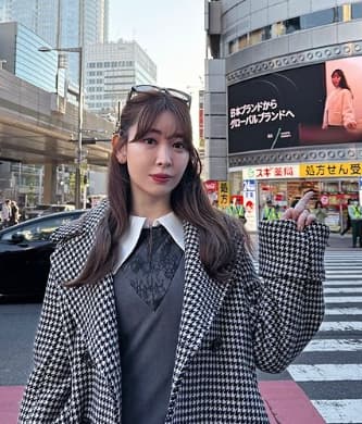 小嶋陽菜【Her lip to × shopify】ニューヨークタイムズスクエアなどで流れる広告と一緒にパチリ