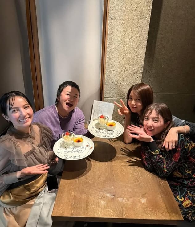 「見てるこっちがニヤニヤします‼」ハリセンボン春奈を囲む美女たちの写真が話題に