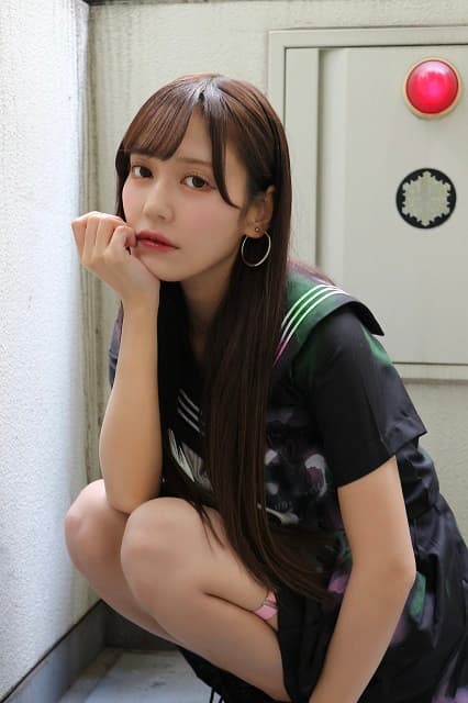 「魅力増し増しで素敵」イコラブ 諸橋沙夏の黒セーラー衣装×陽キャ投稿にファンから絶賛の声