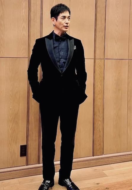 「ドキドキしました」「渋すぎ」沢村一樹の衣装オフショットにファンからコメント続々！