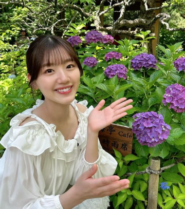 「可愛すぎん？」大人気アイドルグループのメンバーが紫陽花とのオフショット公開