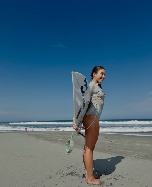サーファー松田詩野、夏の海で爽やか笑顔。「Summer time」ショット公開