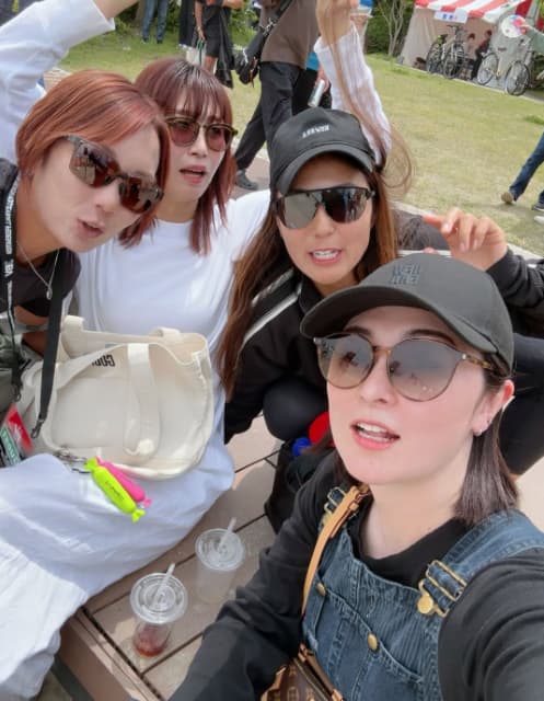 元バレーボール選手・秋本愛が和気あいあいの仲良しショットを公開！