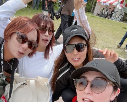 元バレーボール選手・秋本愛が和気あいあいの仲良しショットを公開！